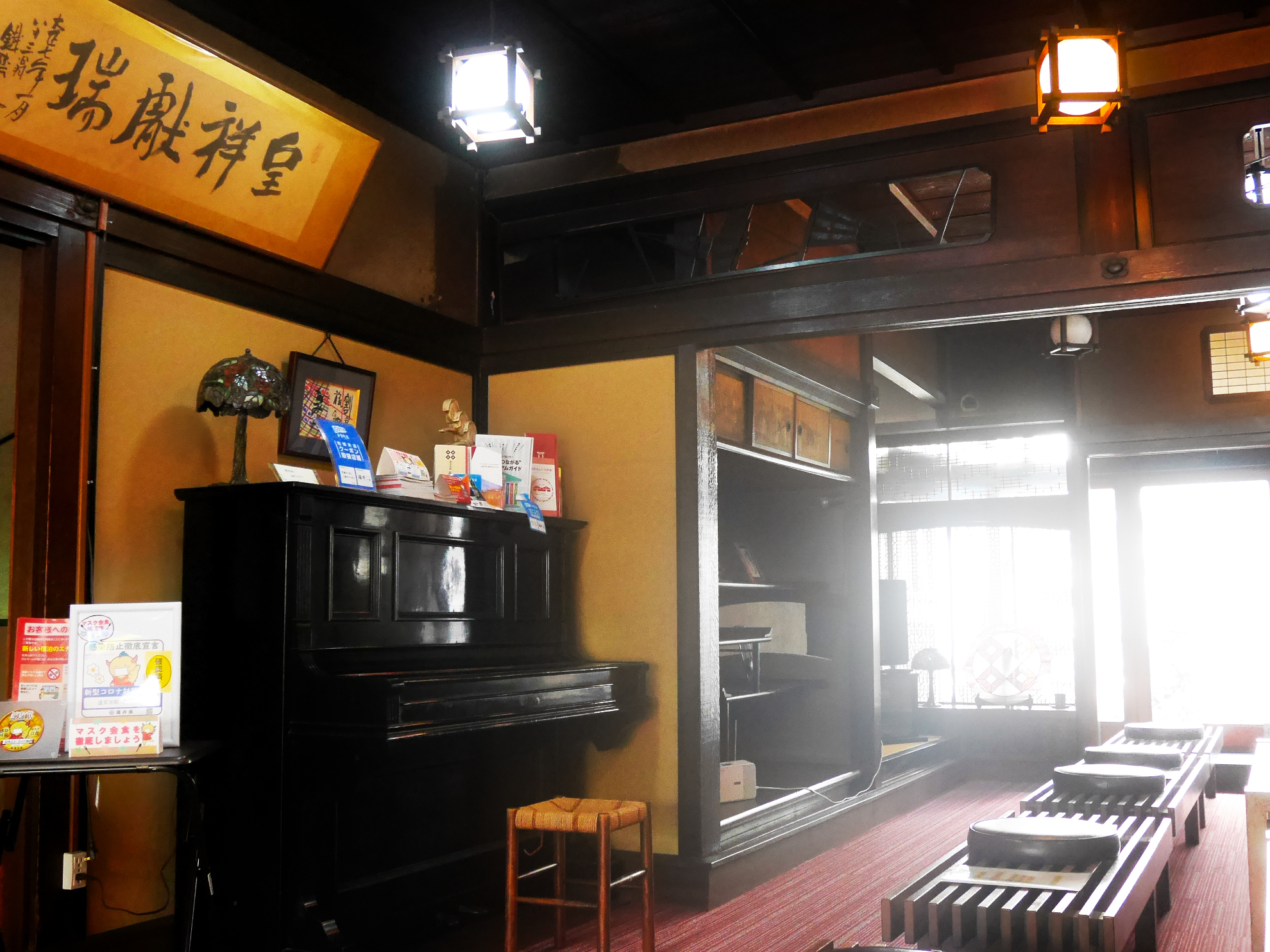 ロビーに置かれている昭和初期のピアノ